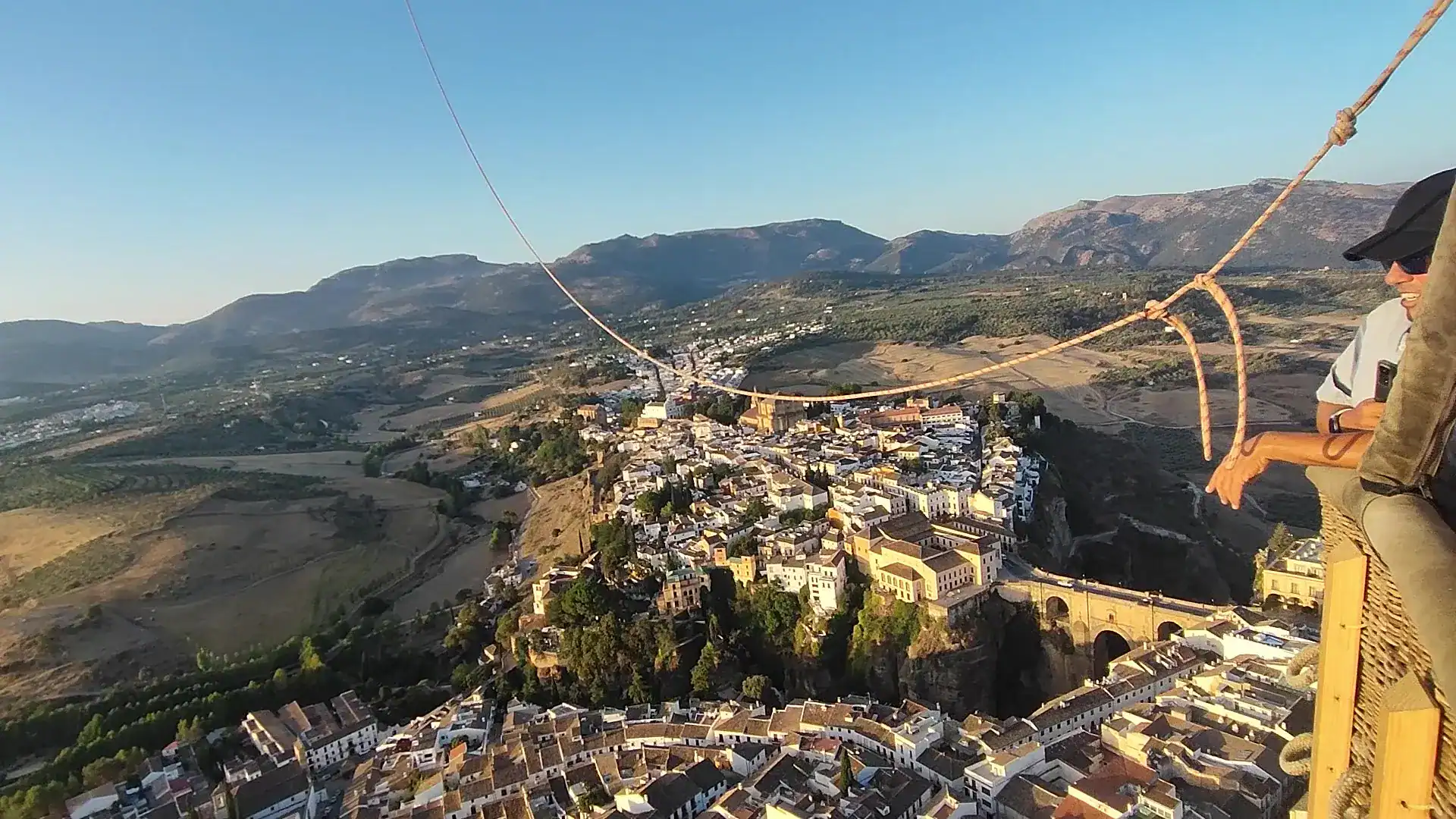 Vuelo en globo sobre el Tajo de Ronda, el Puente Nuevo y la Serranía, con amaneceres muy fotogénicos.