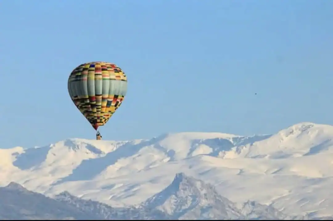 Vuelo en globo sobre badlands, casas cueva y el paisaje semidesértico del Geoparque de Granada, la “Capadocia española”.