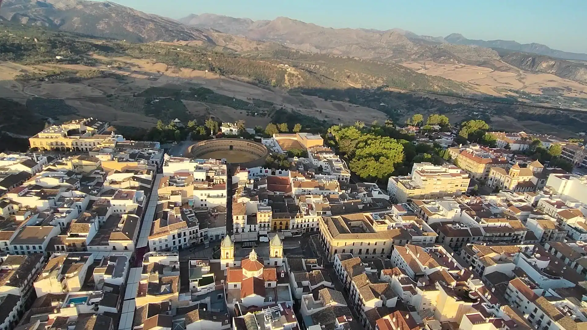 Vuelo en globo sobre el valle del Guadalquivir, con vistas a campos de olivos, dehesas y las sierras cercanas a Córdoba.