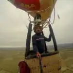 disfrutando de un vuelo en globo