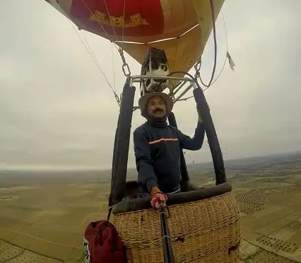 disfrutando de un vuelo en globo