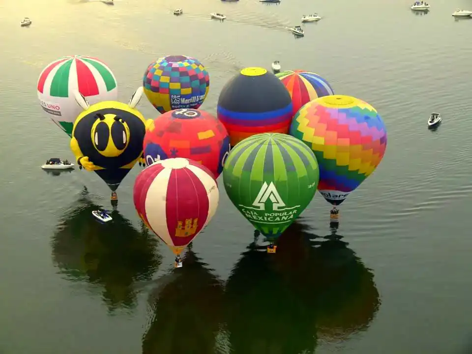Globos aerostáticos coloridos en Cádiz en globo, paseos sobre el agua, aventura y turismo en Cádiz.