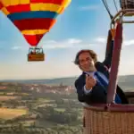 Responsable MICE Javier Ruiz a bordo de un globo en vuelo
