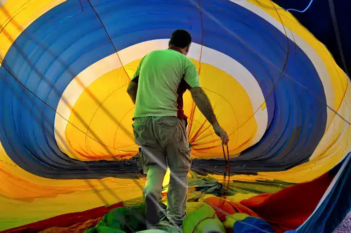 Ayudante vuela en globo